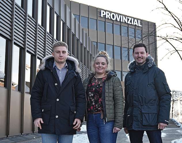 Benneth Ihlow (li.) und Julia Timmermann, Azubis bei der Provinzial, vertreten ihren Ausbildungsbetrieb auf der nordjob in Kiel. Raphael Piper (re.) arbeitet als Werkstudent im Unternehmen. FOTO: MEIKE LANGKAFEL Benneth Ihlow (li.) und Julia Timmermann, Azubis bei der Provinzial, vertreten ihren Ausbildungsbetrieb auf der nordjob in Kiel. Raphael Piper (re.) arbeitet als Werkstudent im Unternehmen. FOTO: MEIKE LANGKAFEL