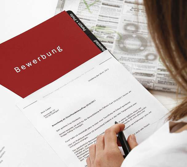 Das Bewerbungsschreiben ist die erste Visitenkarte. FOTO: EHRENBERG-BILDER/FOTOLIA.COM Das Bewerbungsschreiben ist die erste Visitenkarte. FOTO: EHRENBERG-BILDER/FOTOLIA.COM