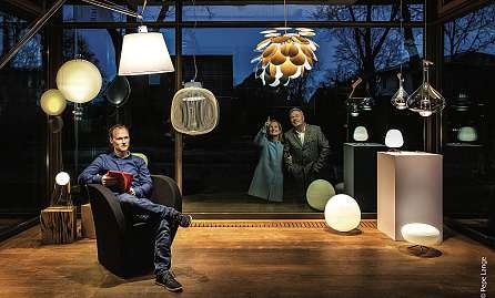 Björn Norkeweit (vorne) sowie Sigrid und Michael Norkeweit finden für ihre Kunden das richtige Licht. FOTO: HFR Björn Norkeweit (vorne) sowie Sigrid und Michael Norkeweit finden für ihre Kunden das richtige Licht. FOTO: HFR