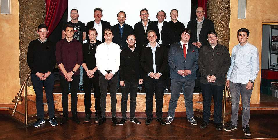 Sie haben ihren Gesellenbrief als Metallbauer, Fachrichtung Konstruktionstechnik, und als Feinwerkmechaniker, Fachrichtung Feinwerktechnik und Fachrichtung Maschinenbau, erhalten. Metallbauer Fachrichtung Konstruktionstechnik: Tobias Dreier, Marcel Engel, Tom Christian Hansen, René John, Pascal Kloth, Jesse Nolde, Stefan Stolte Feinwerkmechaniker Fachrichtung Feinwerktechnik und Fachrichtung Maschinenbau: Hannes Fliessner, Tim Niklas Meynberg, Hannes Schmidt, Joshua Christopher Schütze Sie haben ihren Gesellenbrief als Metallbauer, Fachrichtung Konstruktionstechnik, und als Feinwerkmechaniker, Fachrichtung Feinwerktechnik und Fachrichtung Maschinenbau, erhalten. Metallbauer Fachrichtung Konstruktionstechnik: Tobias Dreier, Marcel Engel, Tom Christian Hansen, René John, Pascal Kloth, Jesse Nolde, Stefan Stolte Feinwerkmechaniker Fachrichtung Feinwerktechnik und Fachrichtung Maschinenbau: Hannes Fliessner, Tim Niklas Meynberg, Hannes Schmidt, Joshua Christopher Schütze